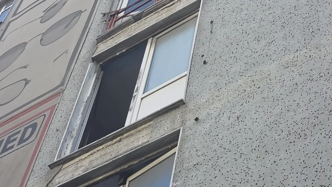 Avize atölyesinde düşen işçi kaldırıma çakıldı, o anlar kamerada