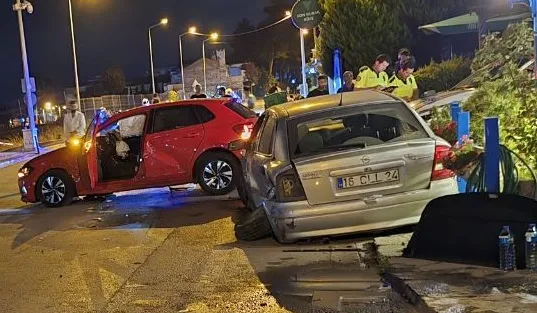 Gece yarısı feci kaza 4 yaralı, sürücü kaçtı