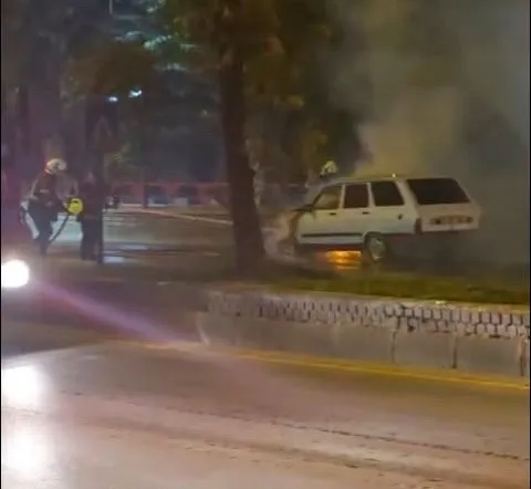 Sürücü son anda dışarı çıktı, otomobil küle döndü