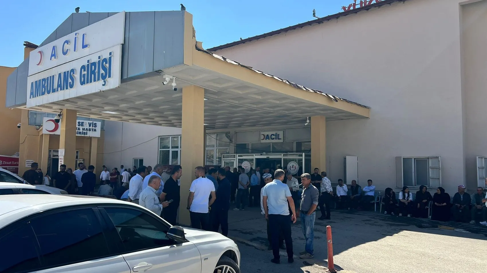 Yüksekova'da kamyonetle minibüs çarpıştı, 10 kişi yaralandı