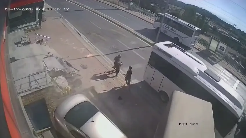Darıca'da merdiven boşluğuna uçan otomobilden saniyelerle kurtuldular