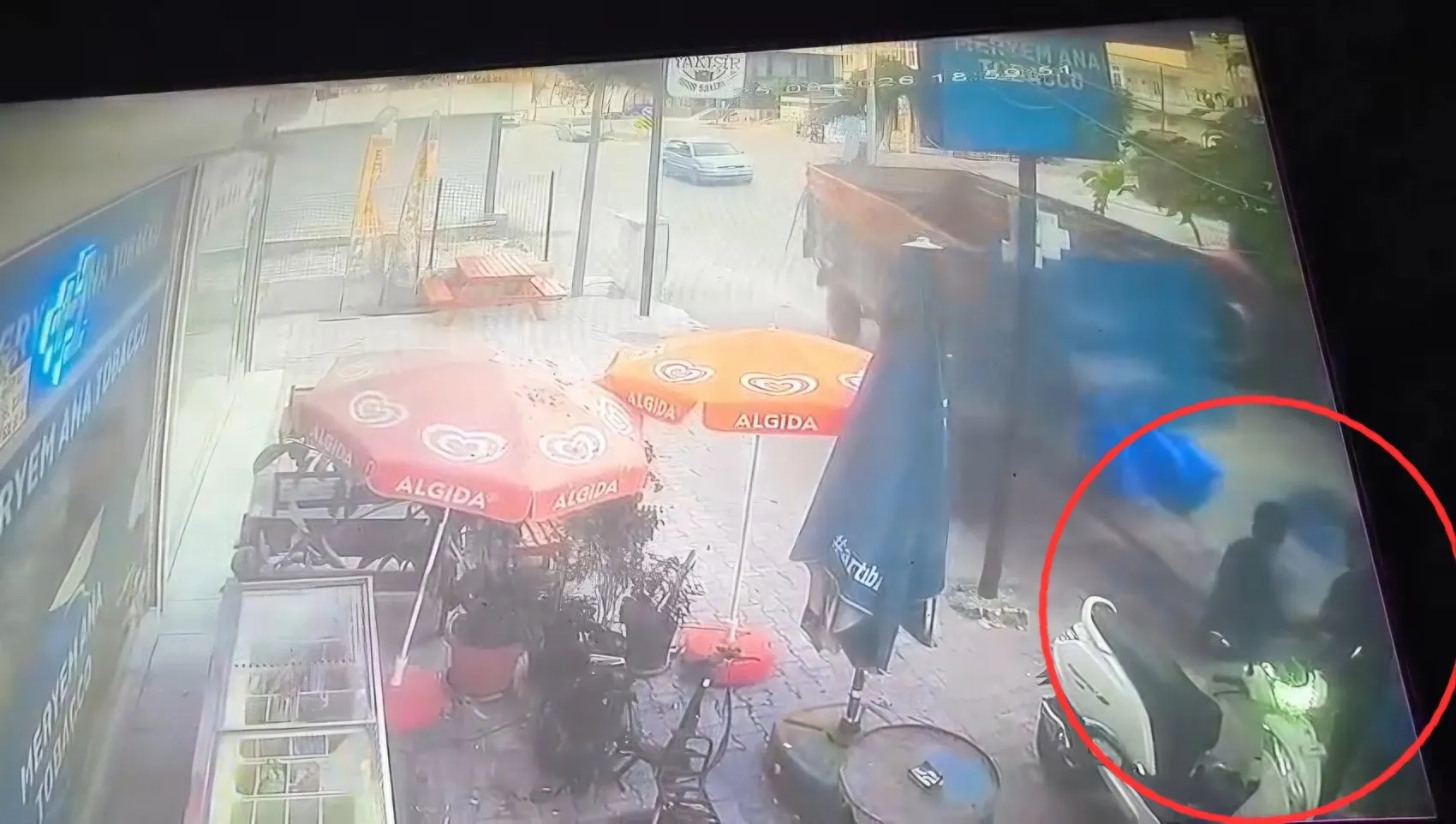 Traktörün römorku kopup kaldırımdakilere daldı, o anlar kamerada