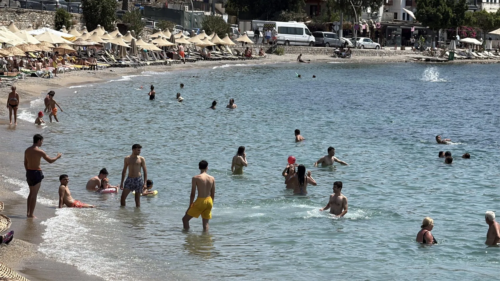 Termometre 40'ı gösterdi, Bodrumlular ve tatilciler sahile akın etti