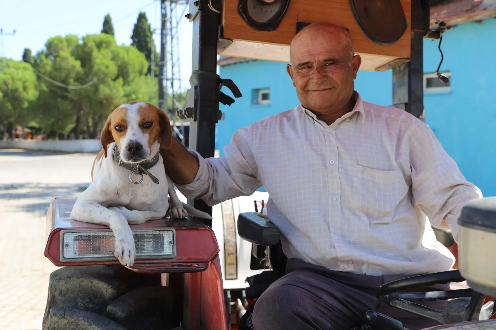 Sokaktan kurtardığı köpeğiyle tarlada mesai arkadaşı oldu