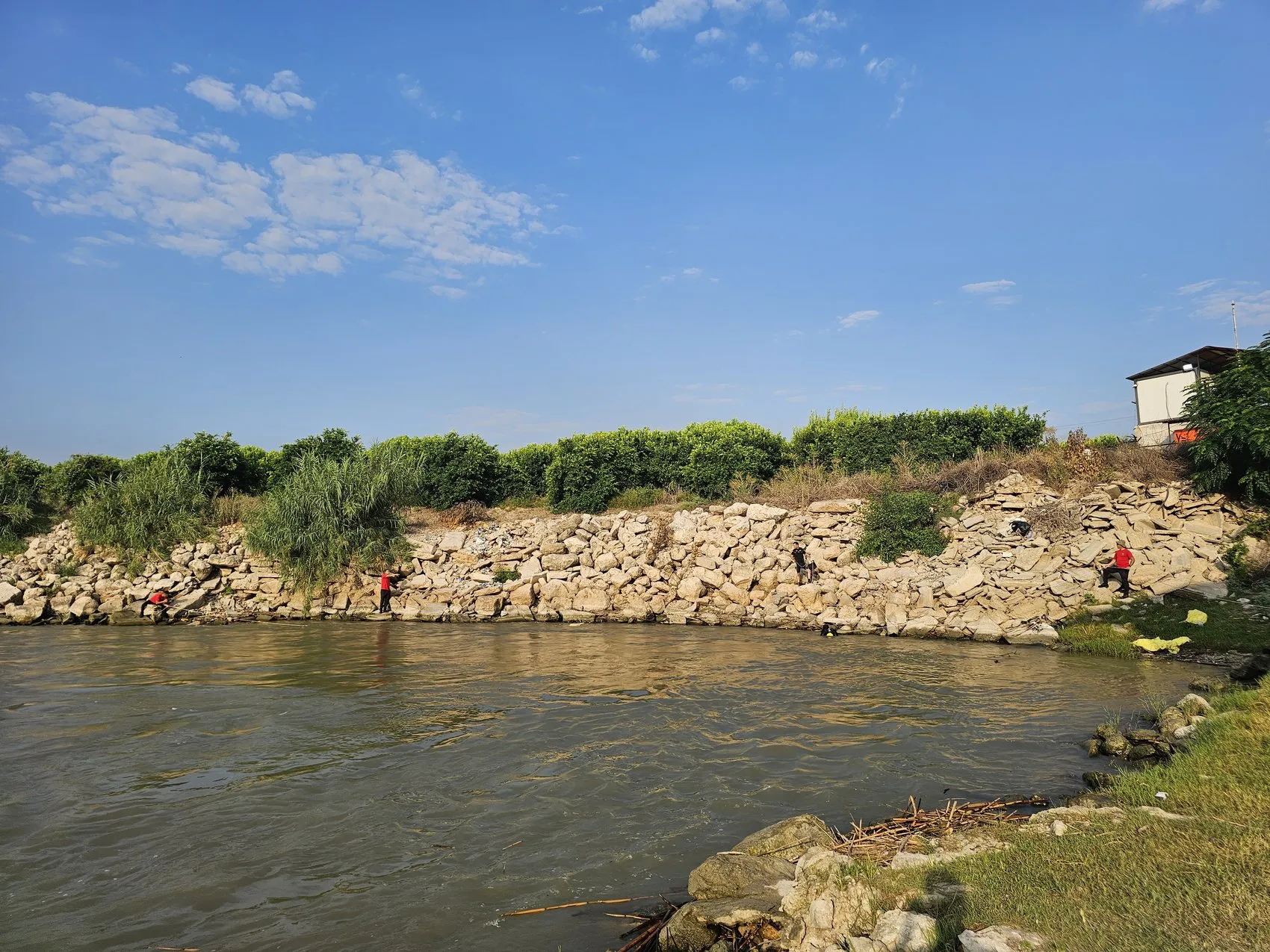 Ceyhan Nehri'nde kaybolan iki çocuk için umutlu bekleyiş sürüyor