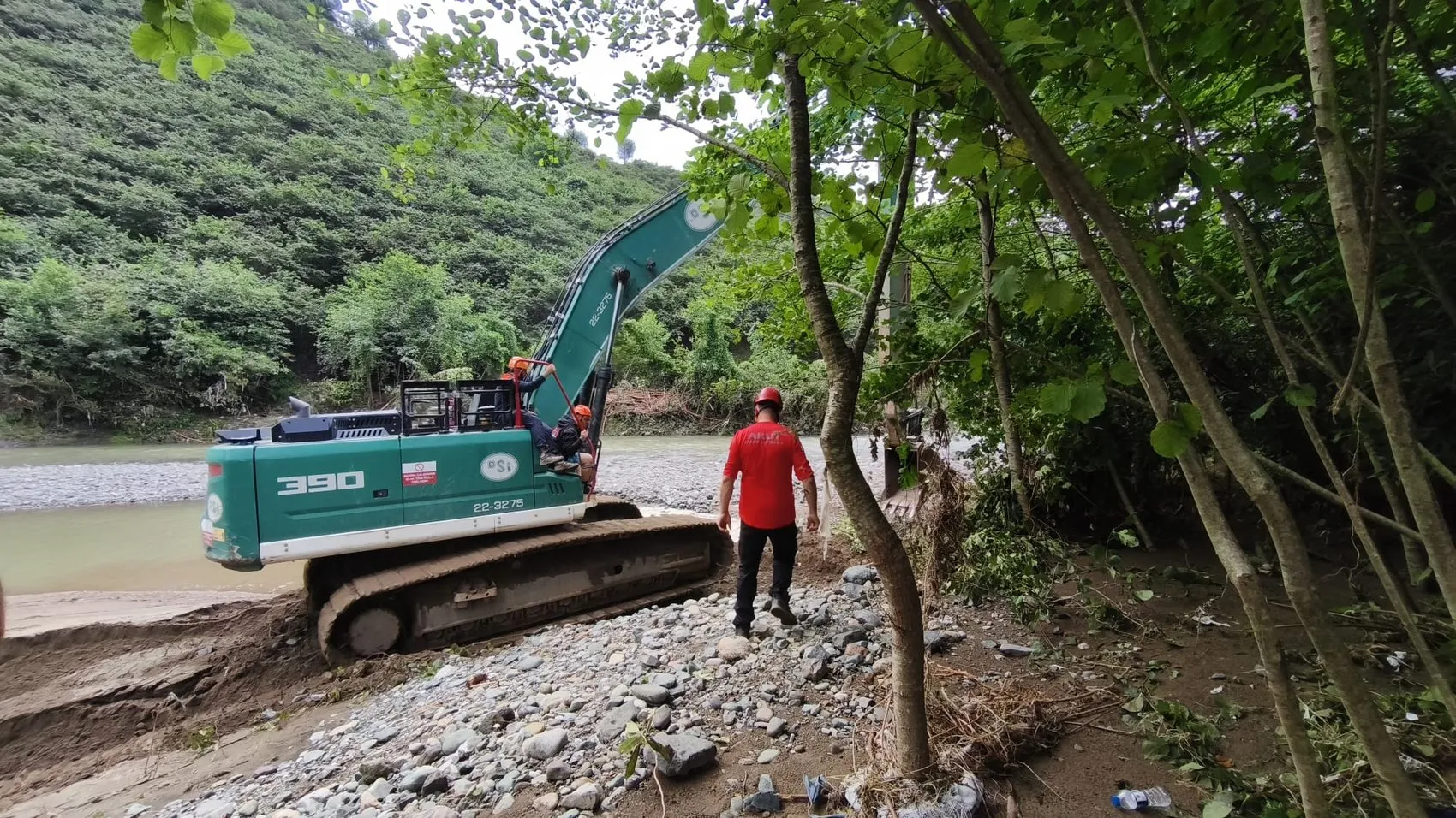 Giresun'da selin yuttuğu dayı ve yeğen dört gündür aranıyor