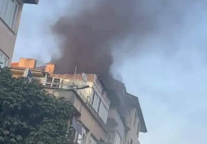 İnegöl'de geri dönüşüm deposunda yangın, apartmanı duman sardı