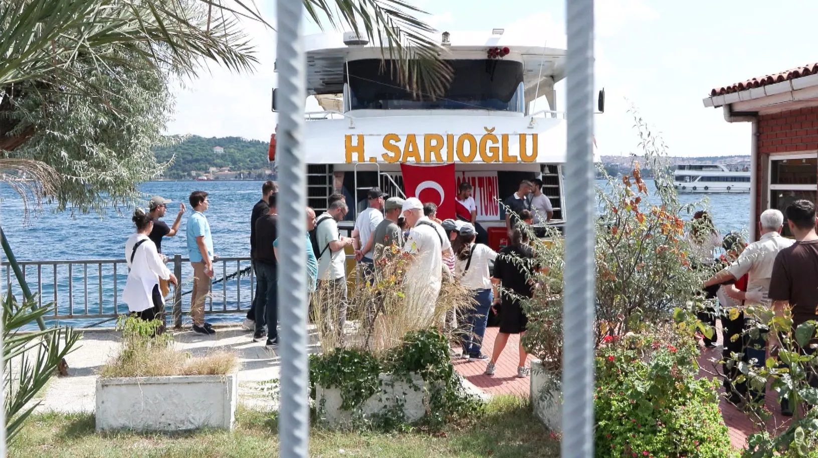 İstanbul Boğazı'nda dev kortej: TCG Oruçreis kapılarını vatandaşlara açtı