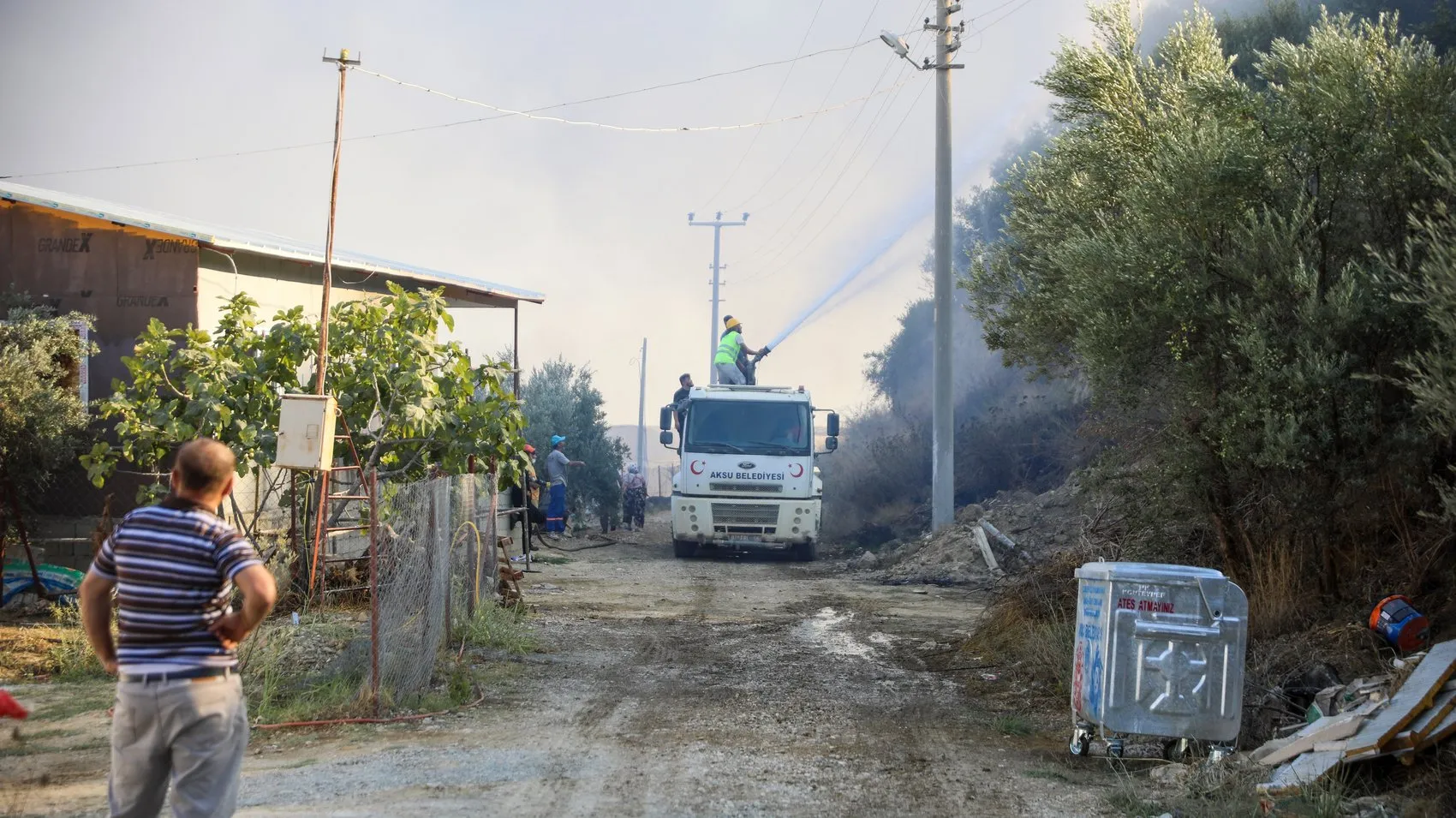 Aksu'da rüzgarın körüklediği yangın evleri vurdu 1 konut küle döndü