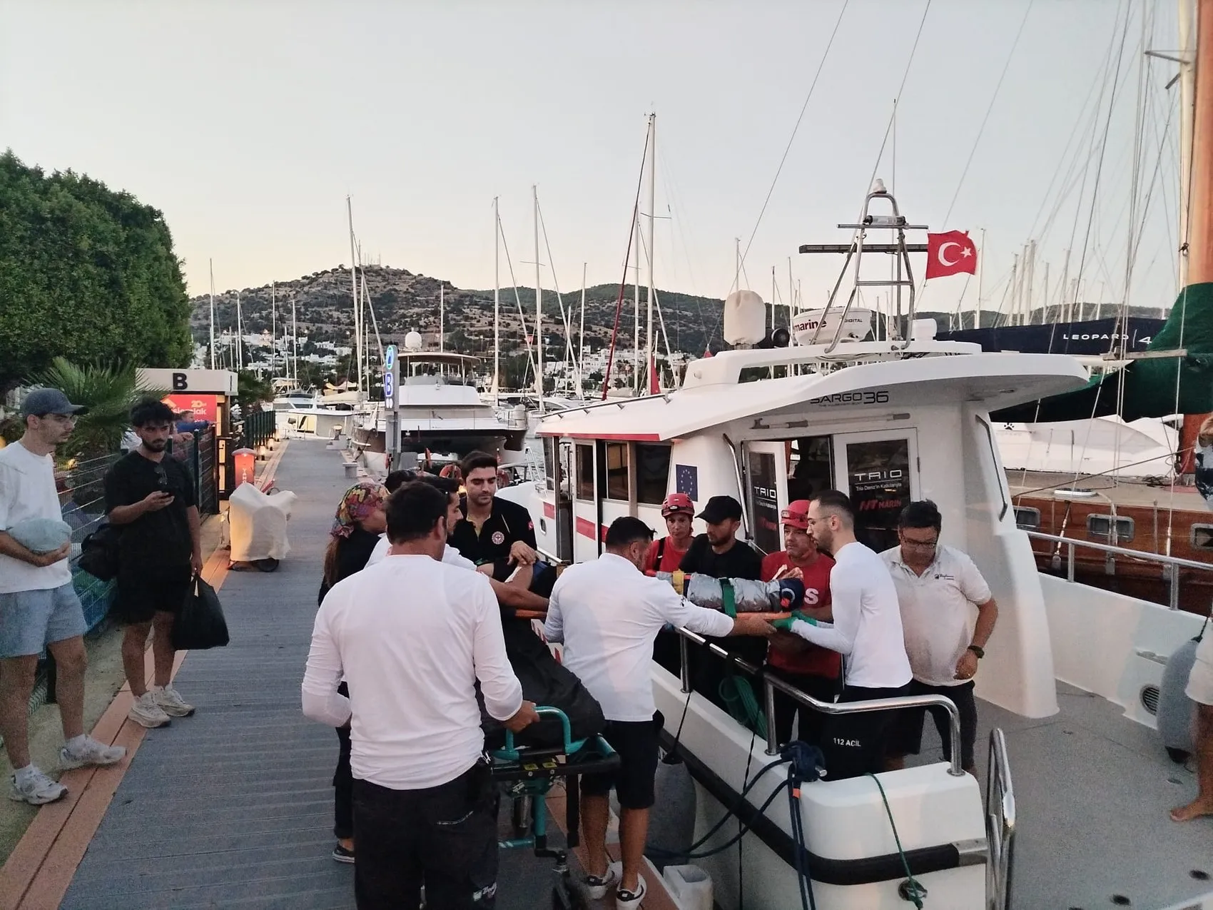 Bodrum'da Akvaryum Koyu'nda düşen genç deniz ambulansıyla hastaneye ulaştı