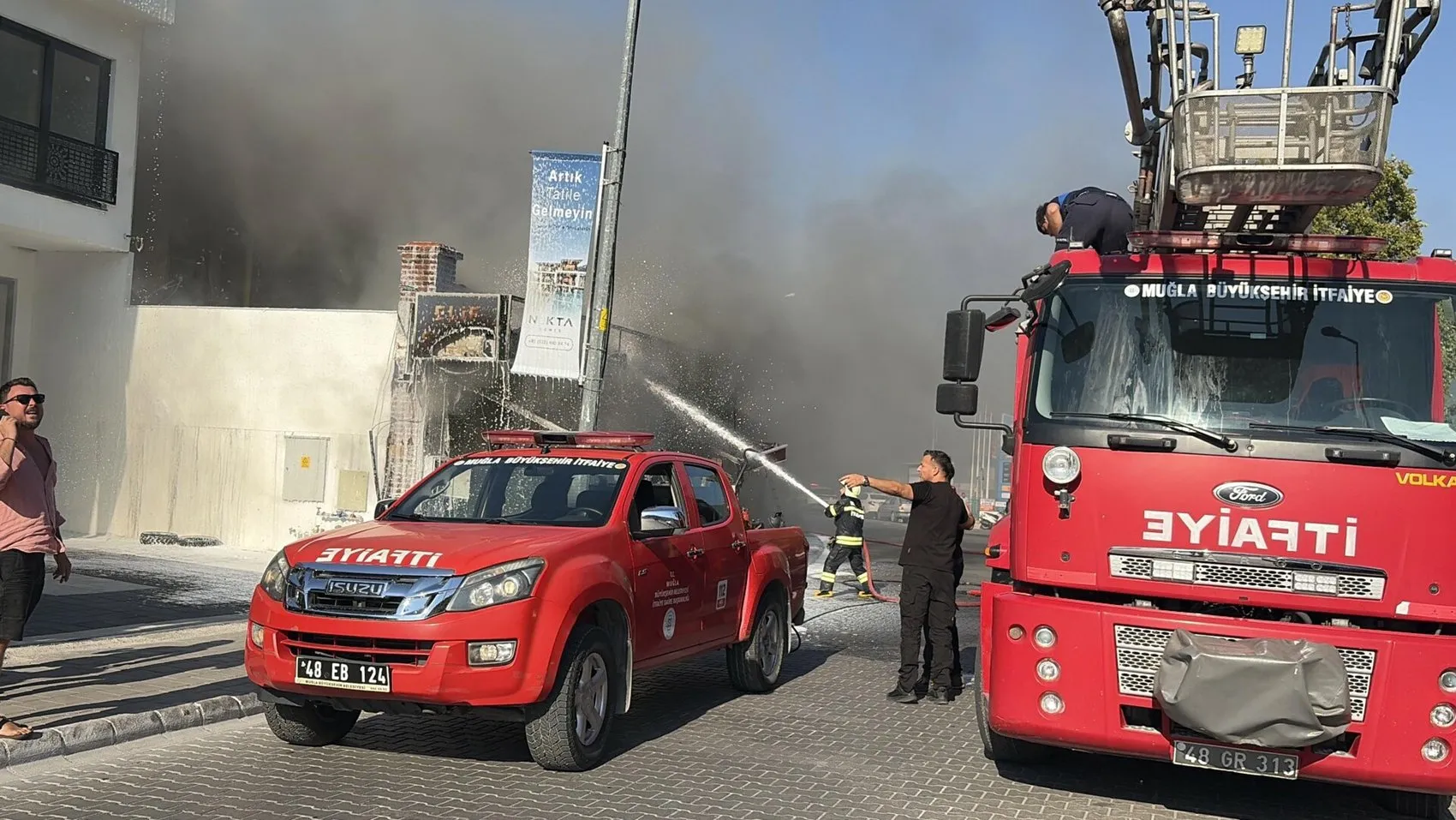 Fethiye’deki ayakkabı mağazasında yangın paniği