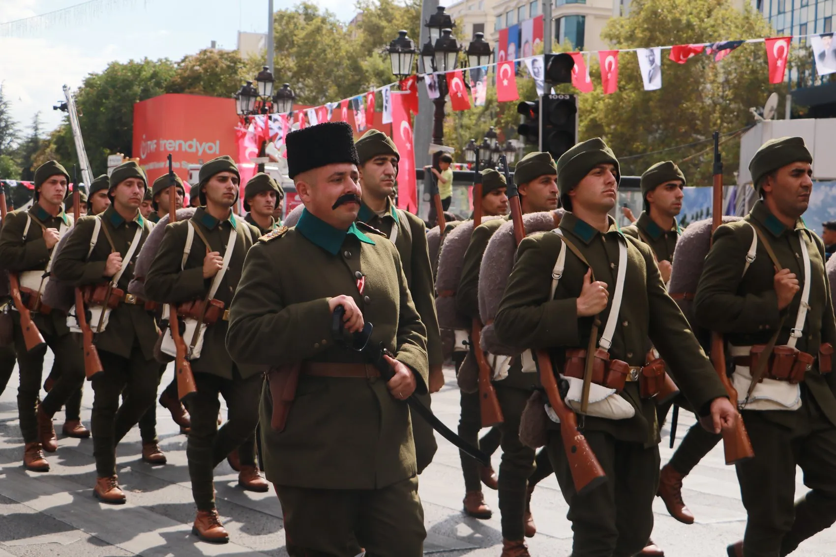 Başkentte Zafer coşkusu: Tarihi güzergahta dev kortej