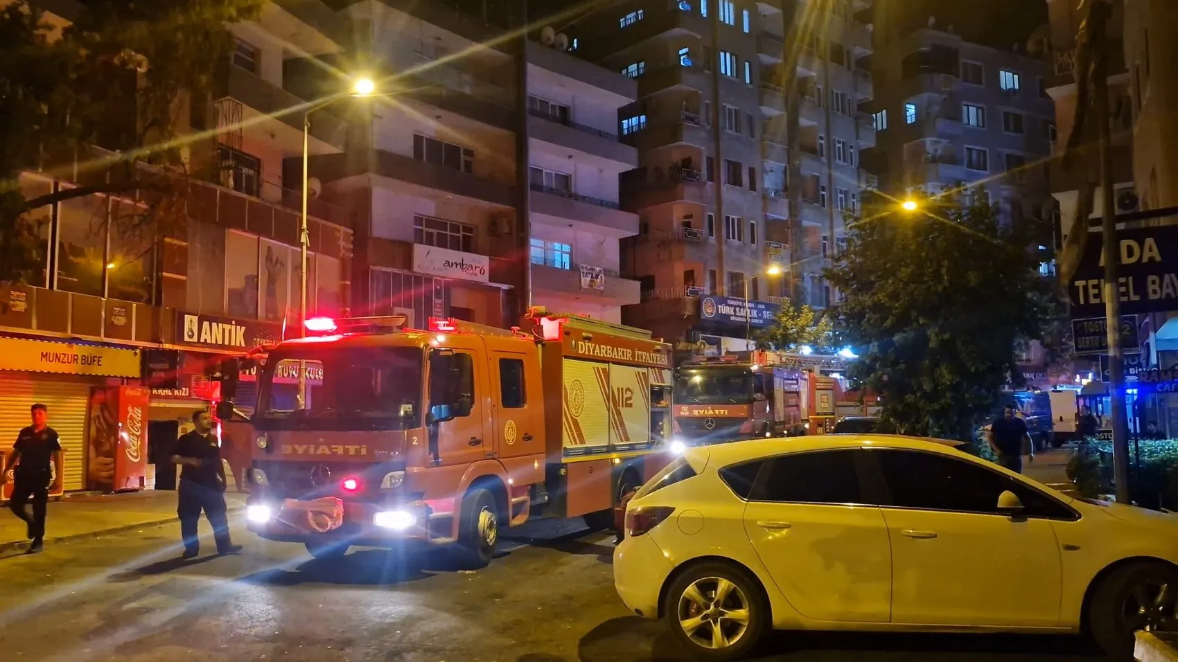 Diyarbakır'da gece yarısı çatı yangını ve iki şüpheli gözaltısı