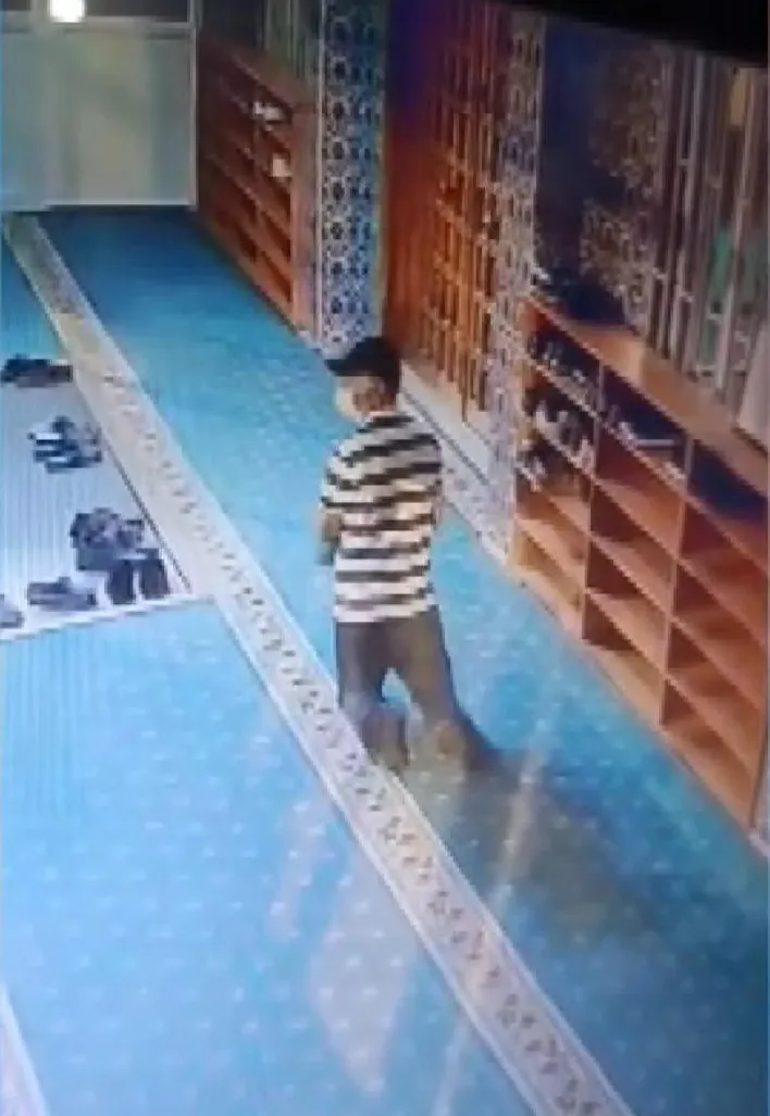 Sultangazi'de cami cemaatinin ayakkabılarını sürünerek çaldı
