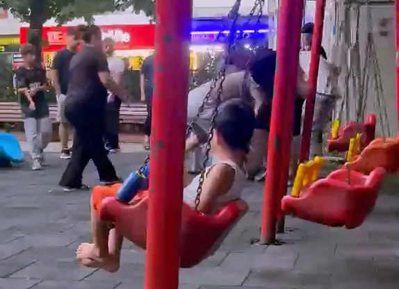 Avcılar'da çocuk parkında yetişkin kavgası dehşeti