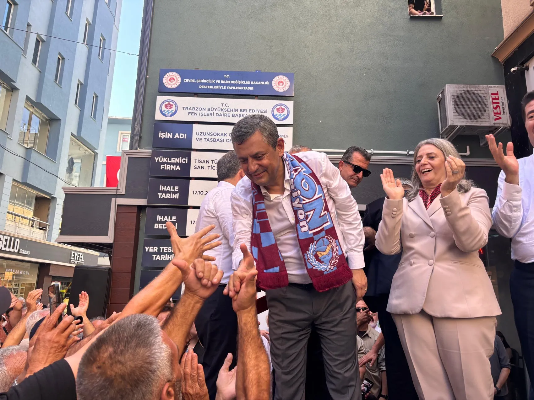 Özgür Özel Trabzon sokaklarında iktidar mesajı verdi