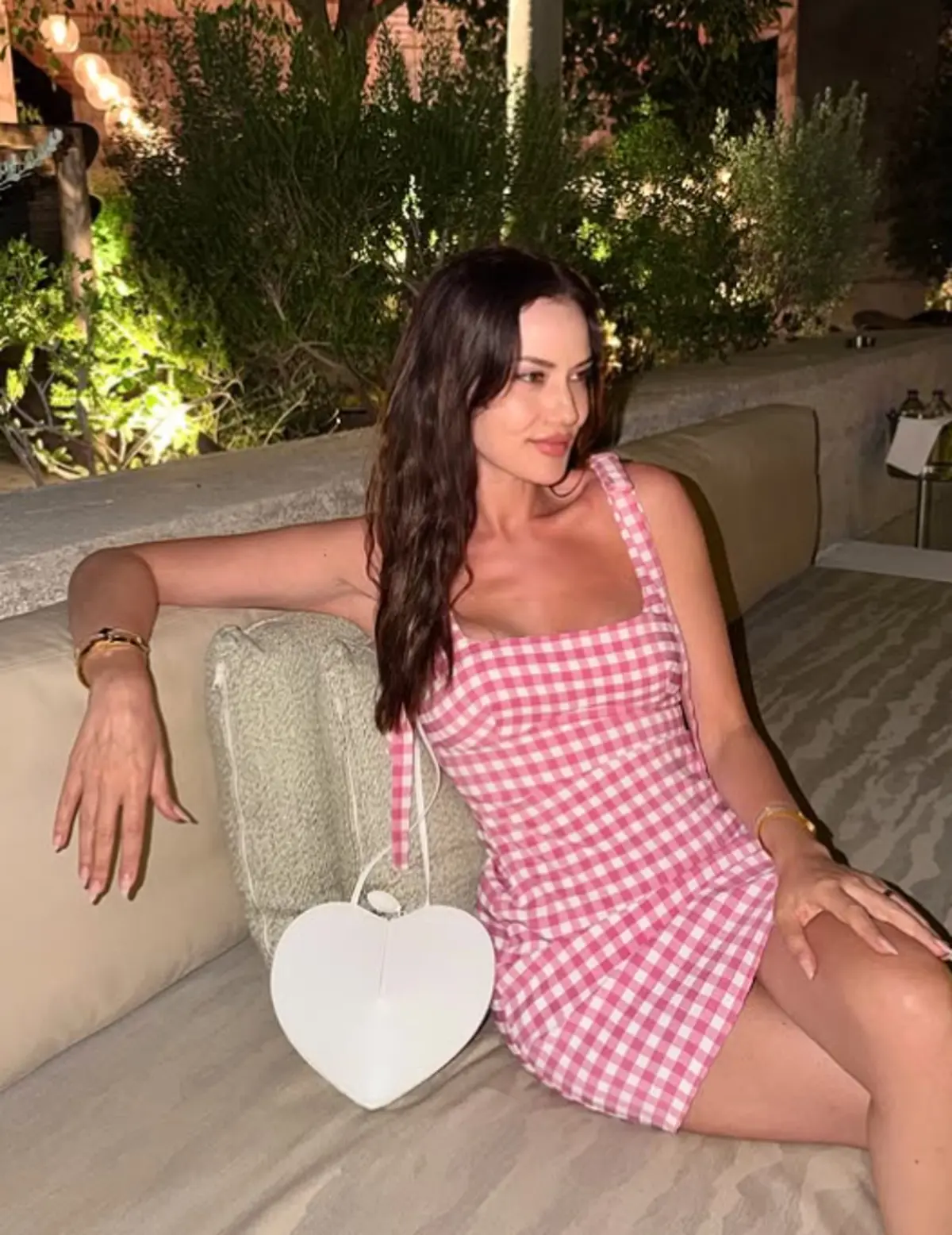 Fahriye Evcen in minik çantası olay oldu! Fiyatı dudak uçuklattı 1