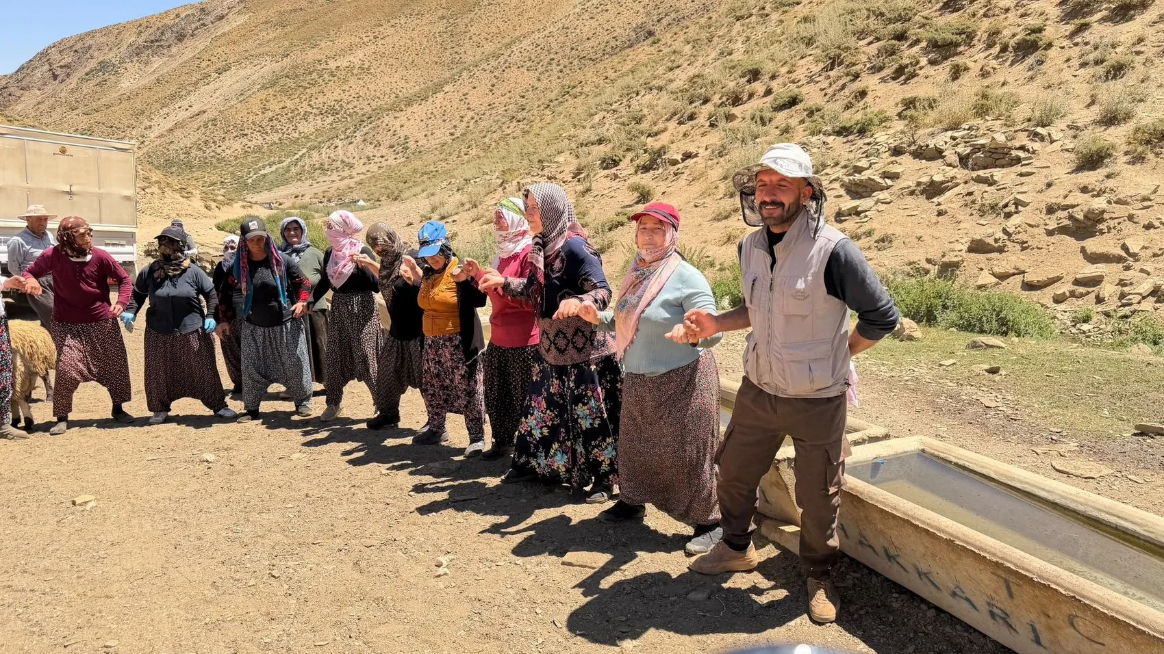 Hakkari yaylalarında zorlu mesai sonrası geleneksel neşe