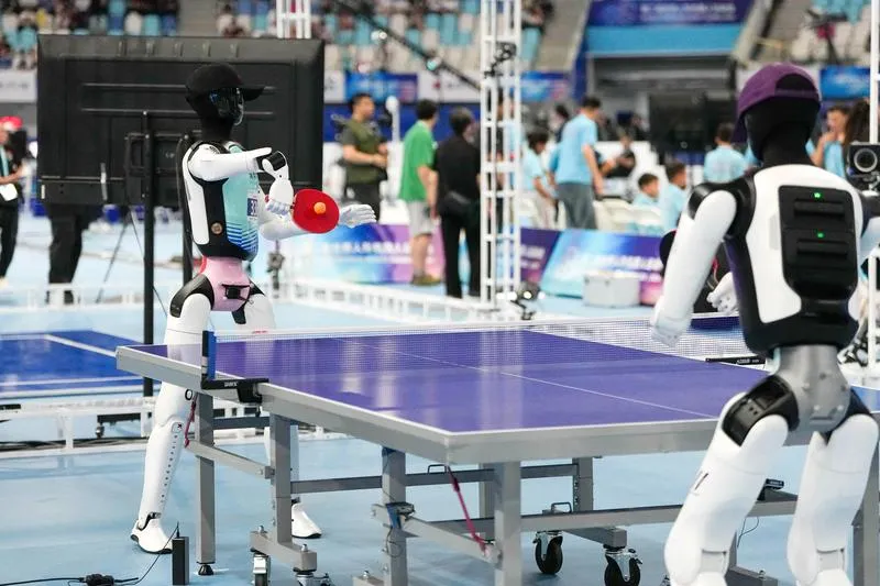 Robotlar Olimpiyatı Pekin'de Futbol, kick boks, garsonluk var
