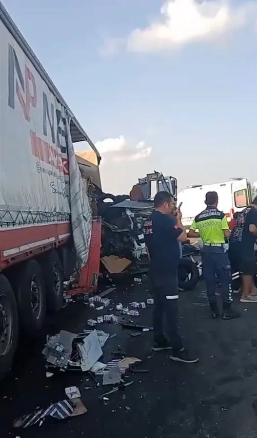 TAG Otoyolu'nda TIR kazası İki sürücü hastanelik oldu