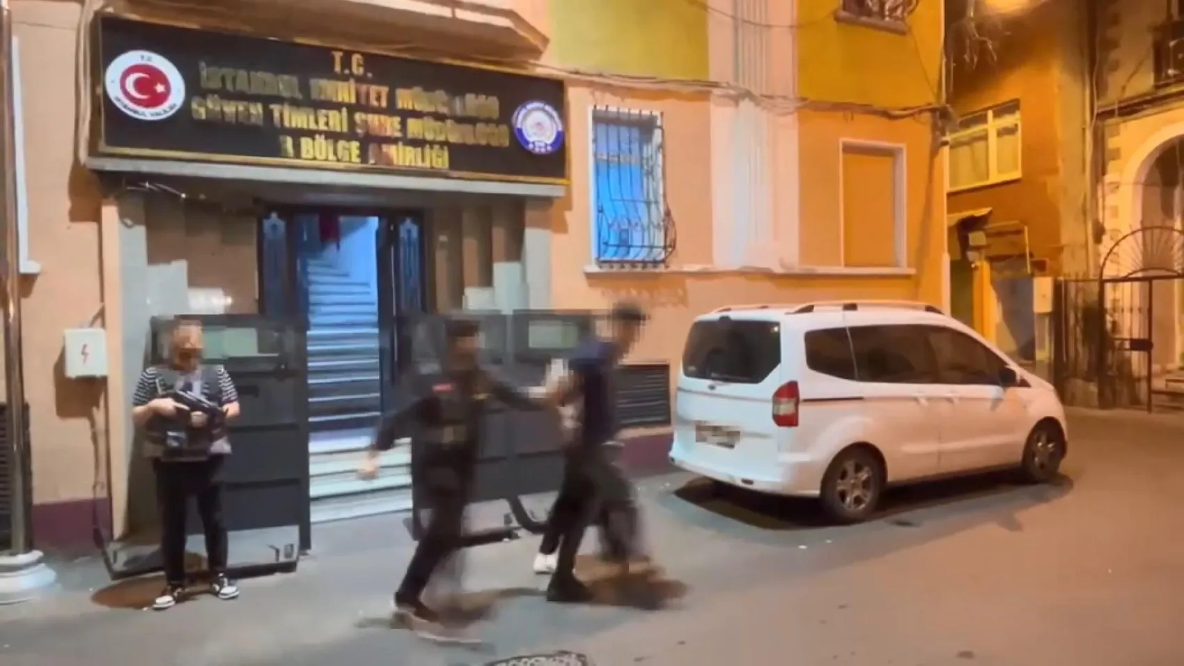Beyoğlu’nda el çabukluğuyla telefon çalan yankesici yakayı ele verdi