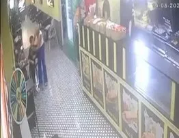 Restoran sahibi küçük çocuğu Heimlich manevrasıyla hayata döndürdü