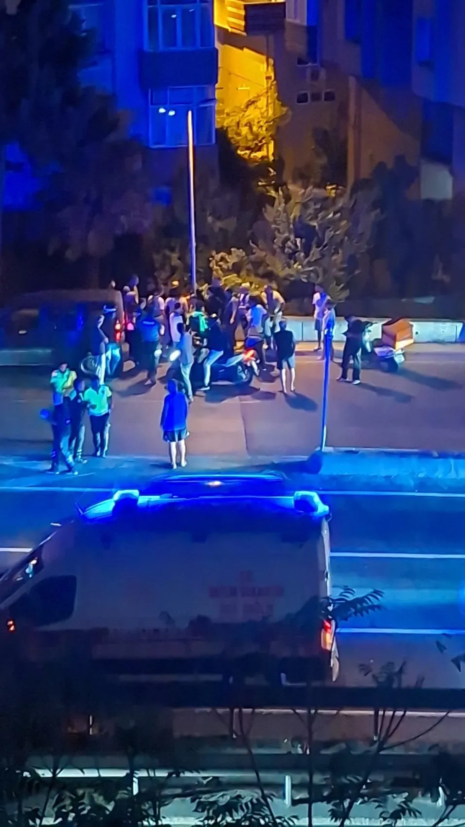Gece yolun karşısına geçerken iki otomobilin çarptığı kadın öldü