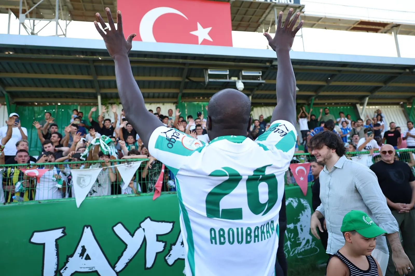 Bodrum FK’nın yeni golcüsü Aboubakar, tribünlerin önünde imzayı attı