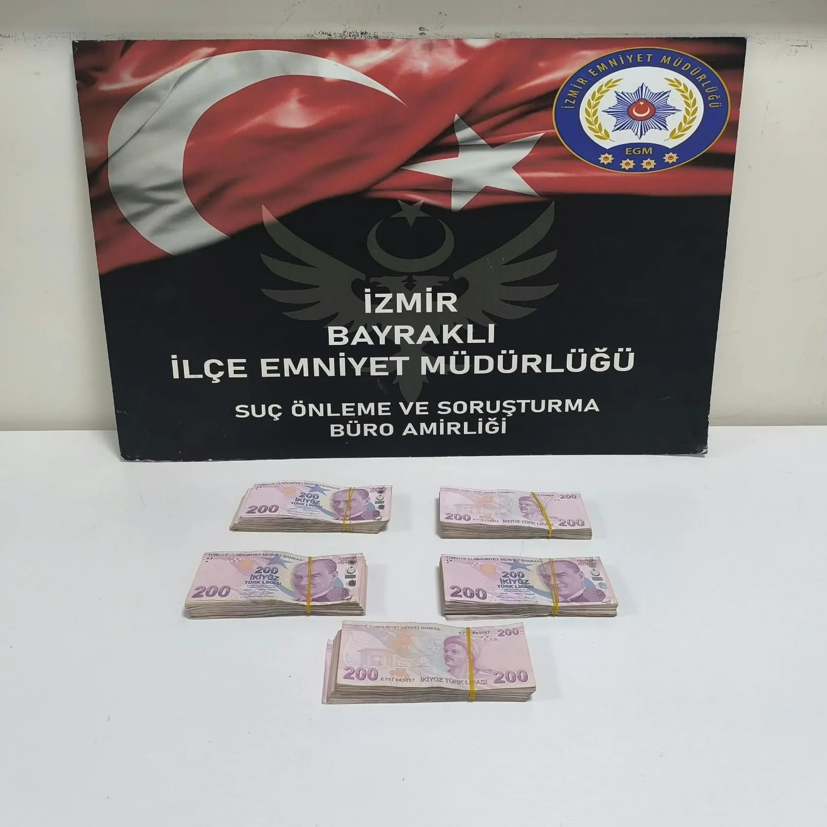 Bayraklı'da tapu parasını kaldırıma düşürdü, 100 bin TL'yi alan şüpheli kameradan yakalandı