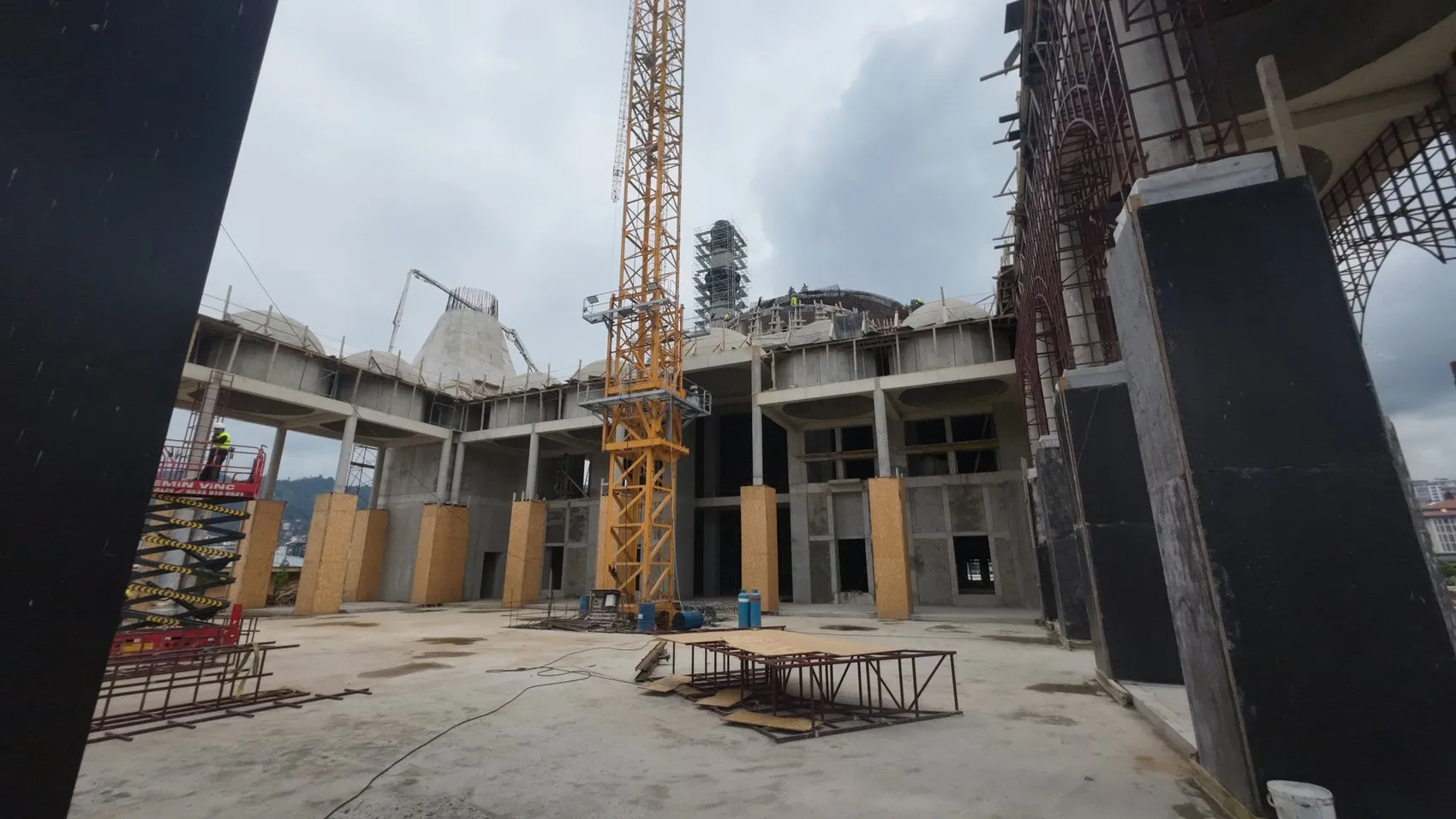 Rize sahilindeki dev cami inşaatı hızla yükseliyor