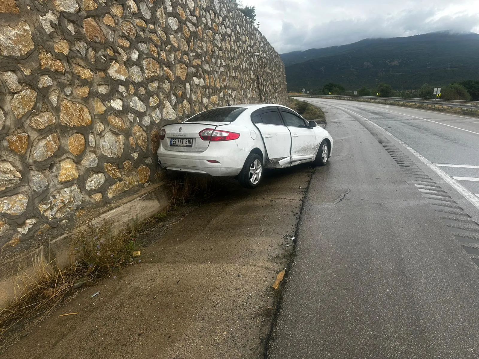 Amasya'da yağışlı havada dehşet anları: Kontrolden çıkan otomobil duvara çarptı