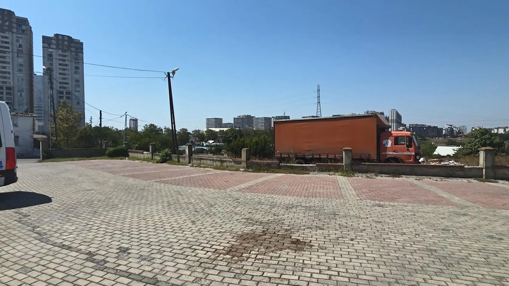 Bahçeşehir'de yürürken otomobilden açılan ateşle yaralandı
