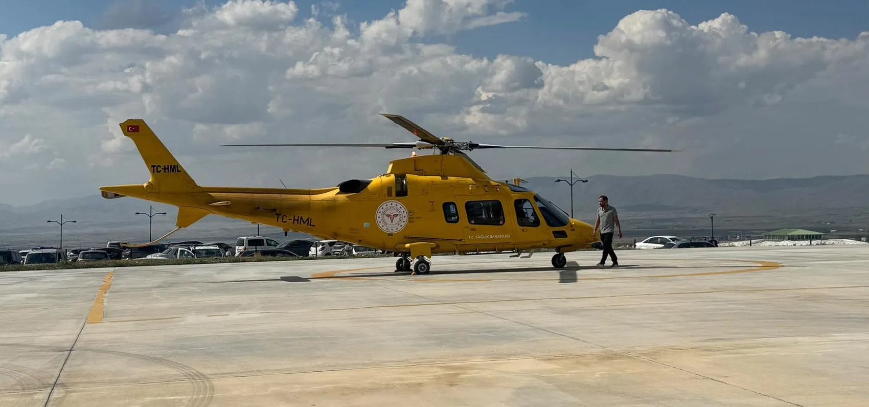 Karayazı'da traktör devrildi, genç sürücü helikopterle hastaneye yetiştirildi