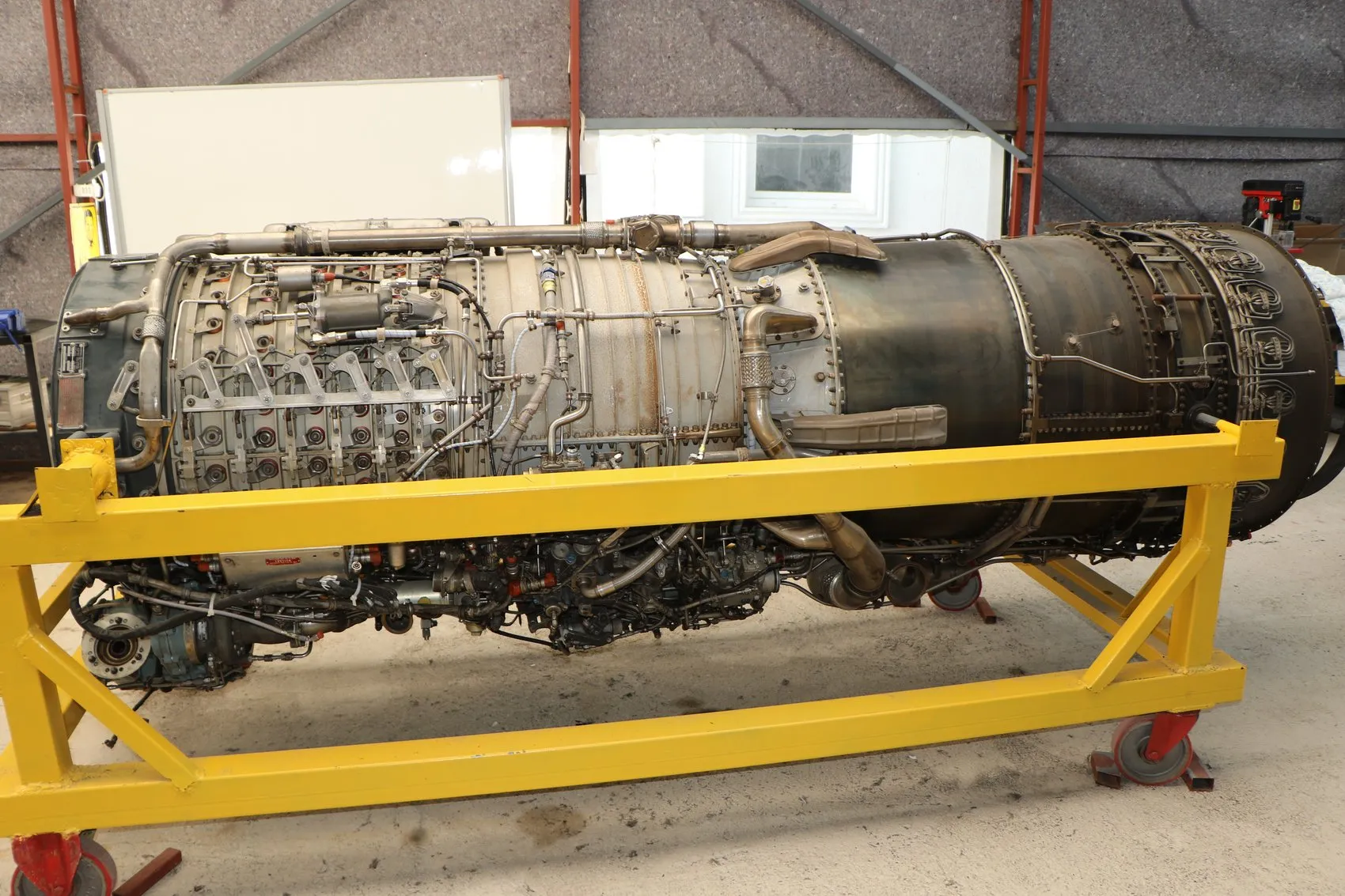Samsunlu öğrenciler F-4 savaş uçağı motorunu söküp takıyor
