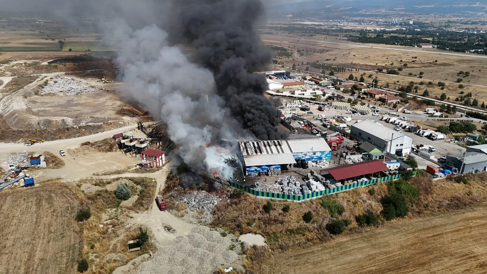 Bolu'da geri dönüşüm tesisi alevlere teslim oldu, ekipler 1 saatte söndürdü