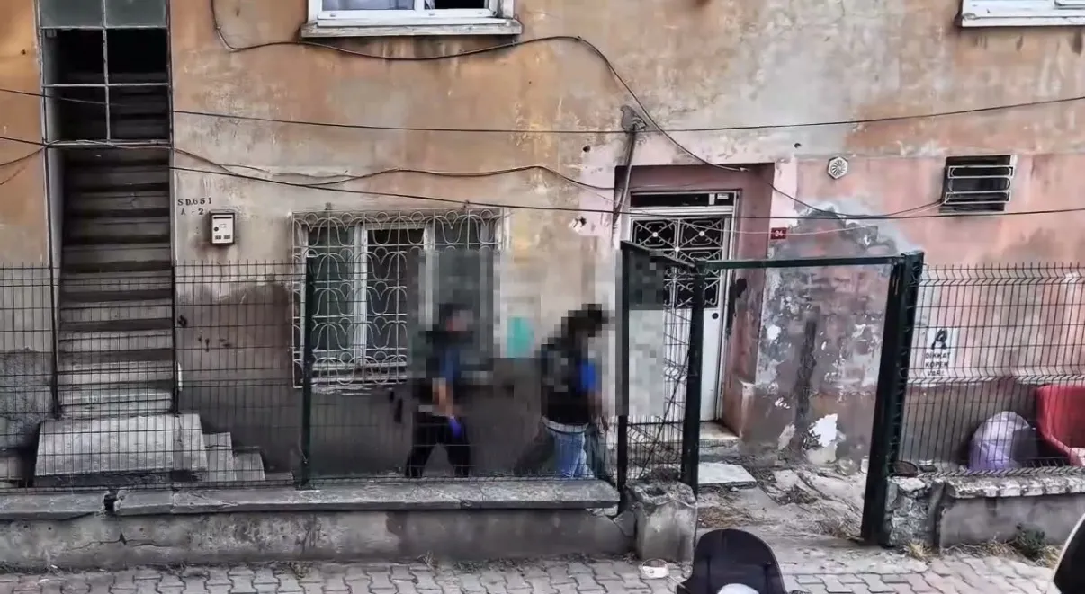 Maltepe'de pencereden uyuşturucu satışı yapan şahıs yakalandı