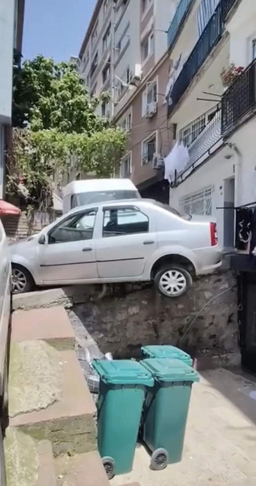 Beyoğlu’nda kargo aracı yokuştan kaydı otomobili askıda bıraktı