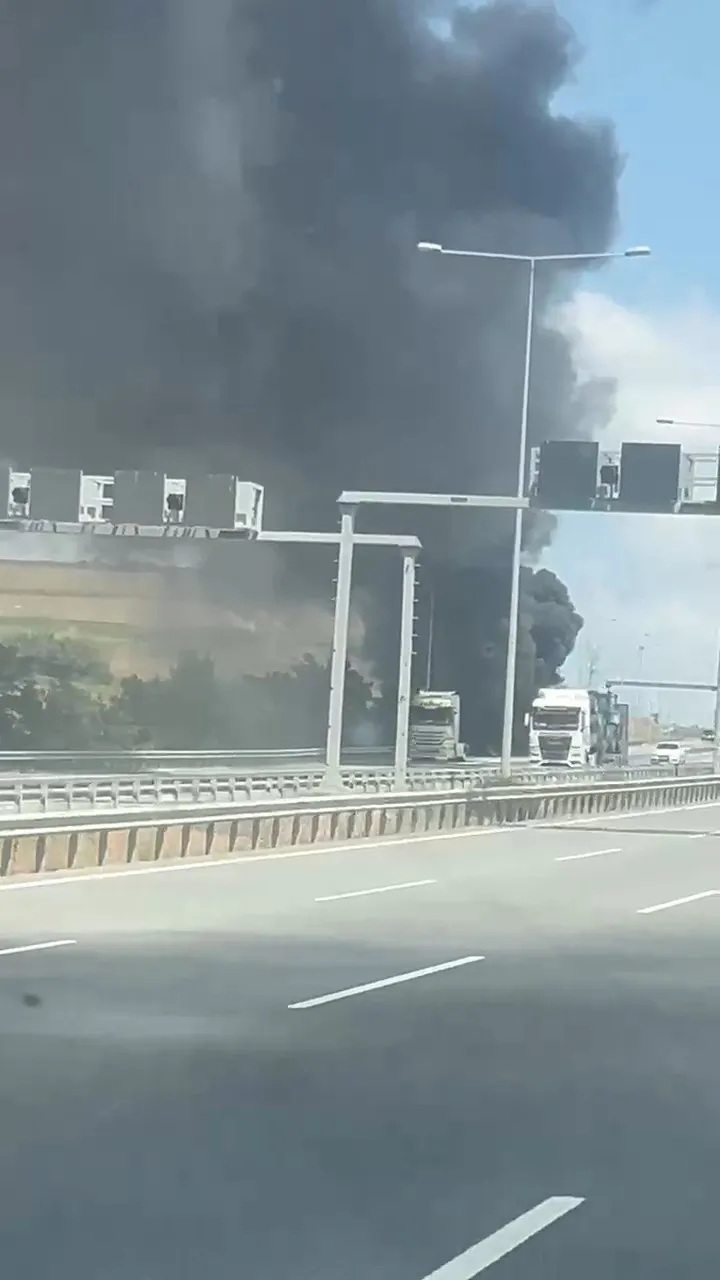 Çatalca yolunda lastik yüklü TIR alevlere teslim oldu