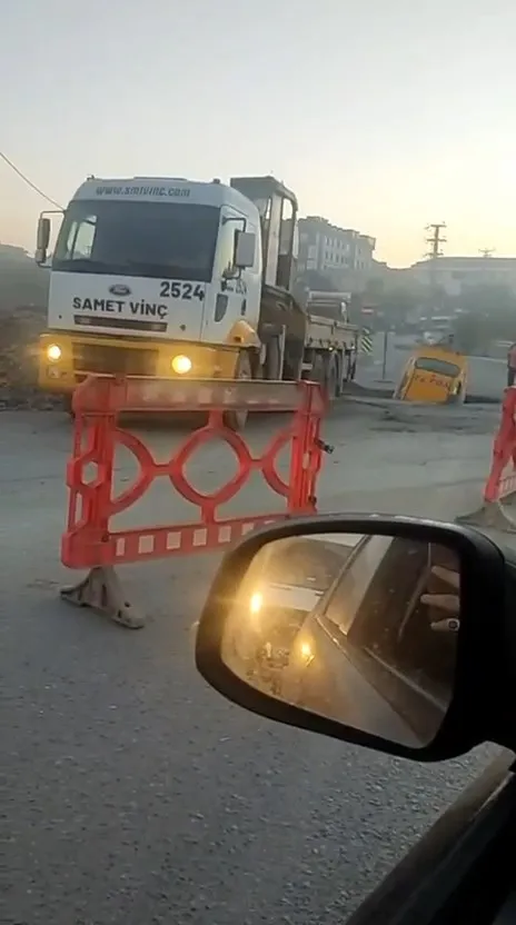 Arnavutköy'de yol çalışması taksiyi yuttu