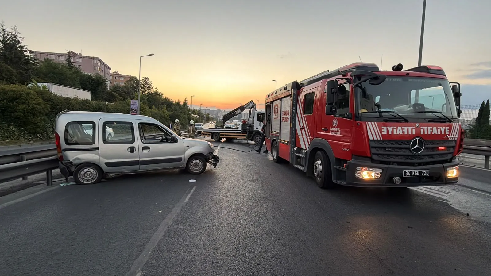 Bahçelievler'de kaza sonrası yanan araç trafiği kilitledi