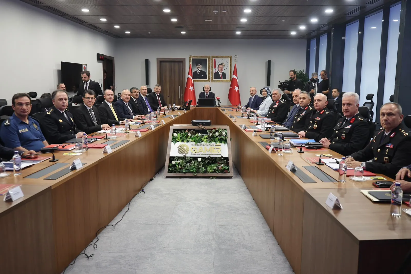 Devletin zirvesi 81 ilin valisiyle terörsüz Türkiye için buluştu