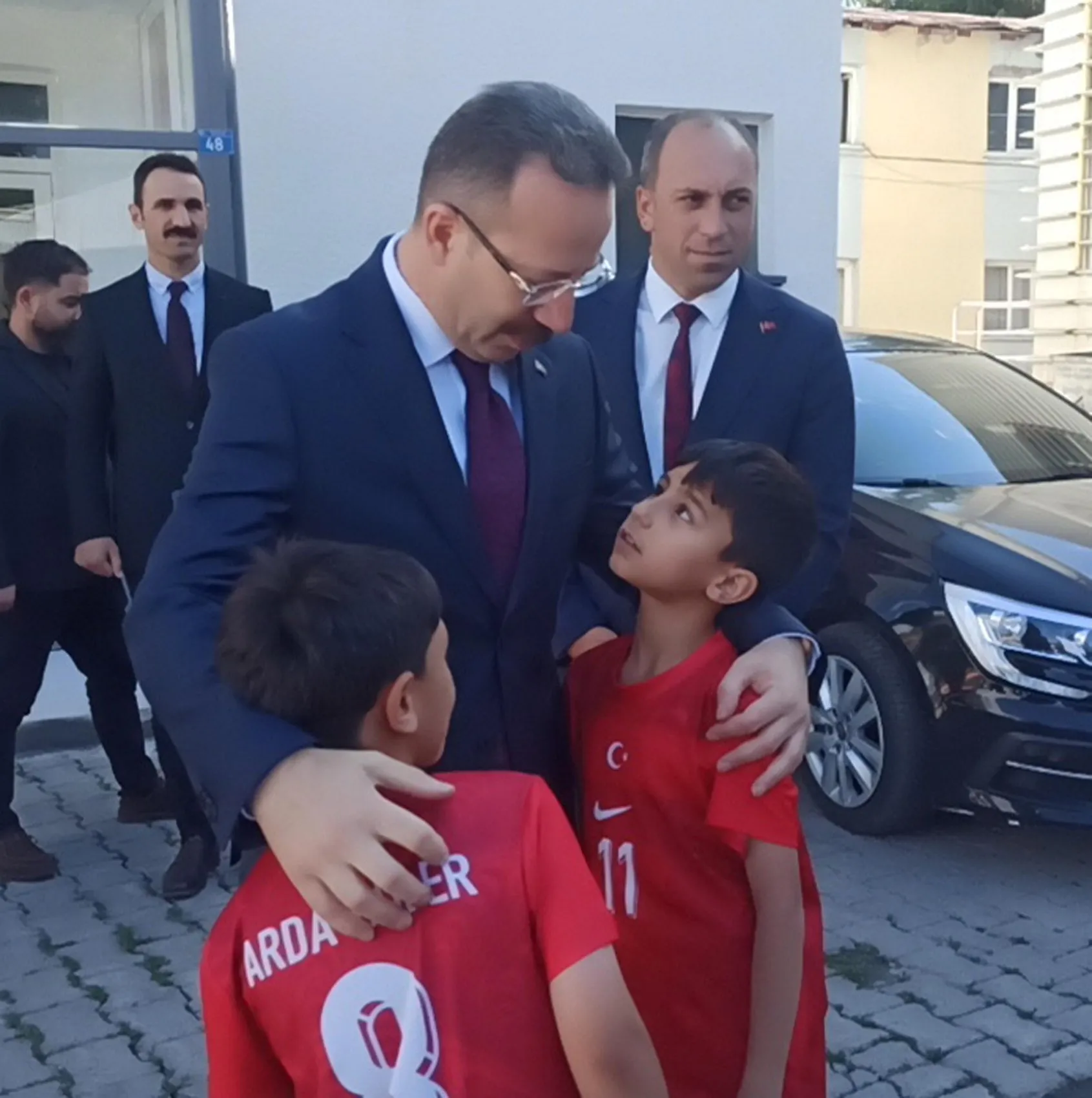 Posof’ta çocukların stat ışığı isteğine validen esprili çözüm