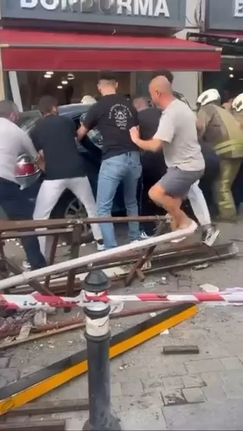Beykoz'da dehşet anları: Kaldırımdaki yayaların arasına daldı