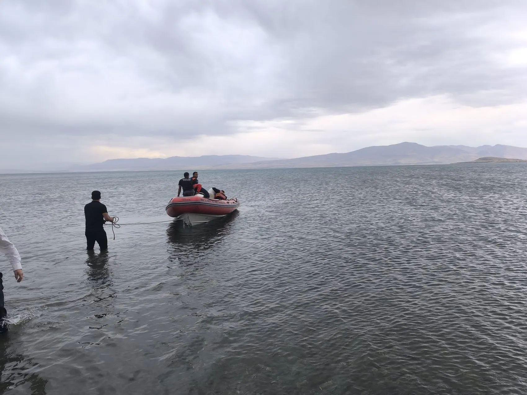 Piknik keyfi kabusa dönüştü: Van Gölü'nde can simidiyle sürüklenen 3 kişi ölümden döndü