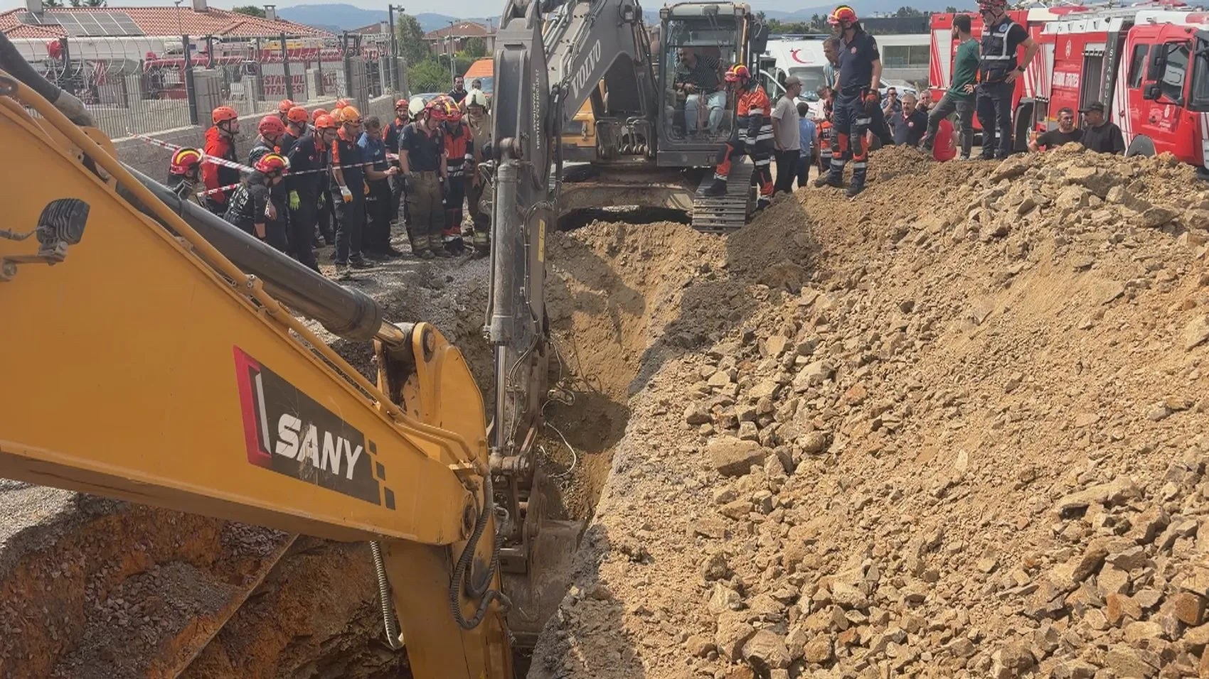 Tuzla’da kanalizasyon çalışması sırasında göçük yaşandı