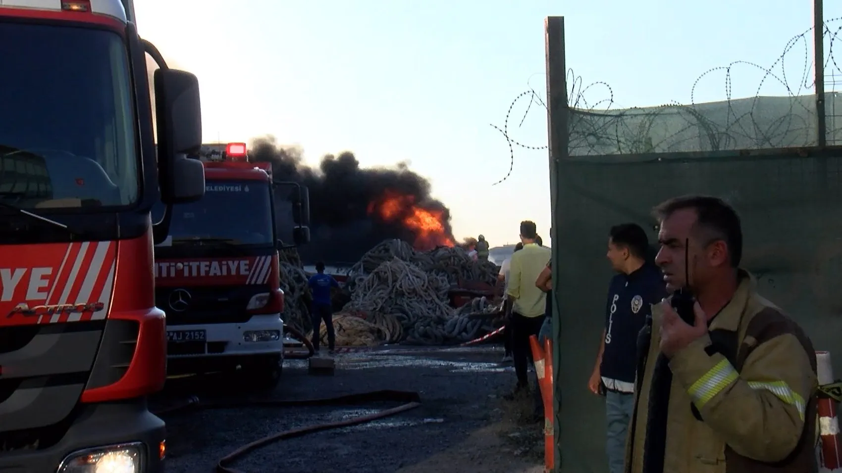 Tuzla’da otluk alanda başlayan yangın yatları küle çevirdi