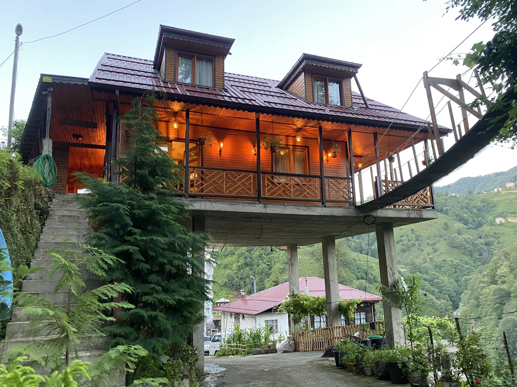 Rize’de yolun üzerine kurulan sıra dışı villa