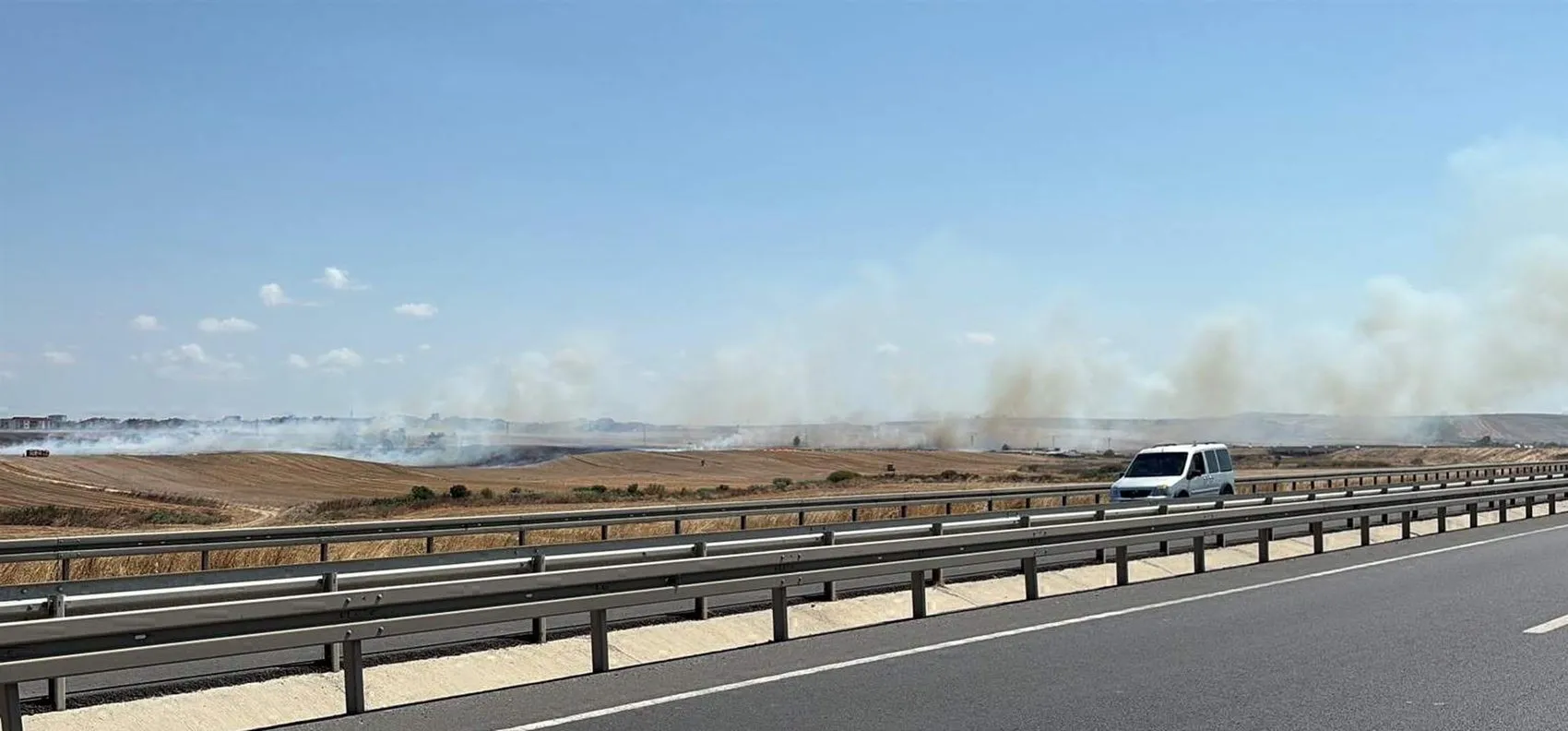Tekirdağ Ergene’de büyük yangın 4 ev ve saman balyaları kül oldu