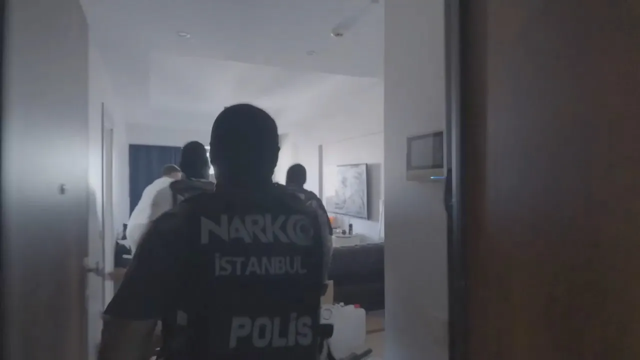 Kadıköy'deki evden 30 kilo sıvı metamfetamin çıktı