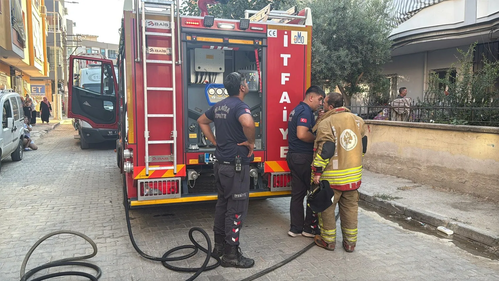 Turgutlu’da çatı yangını Dumandan etkilenen 2 çocuk hastaneye kaldırıldı